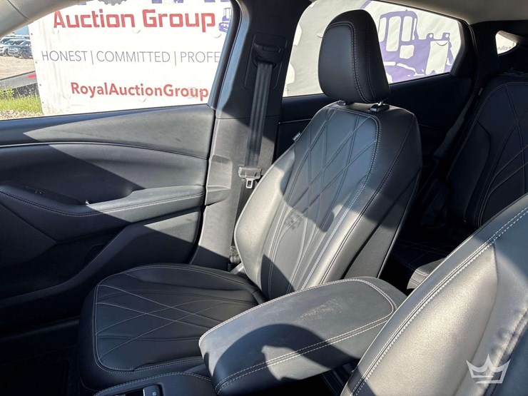 2021-ford-mustang-mach-e-image-21