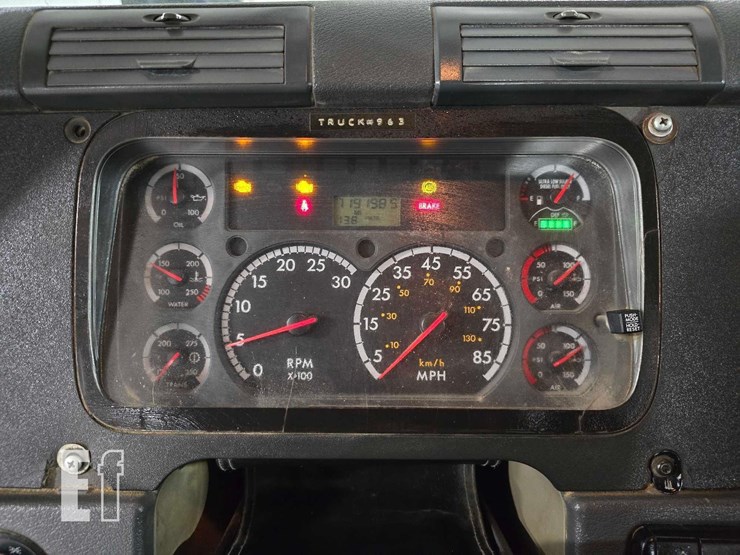 2016-freightliner-cascadia-113-image-11