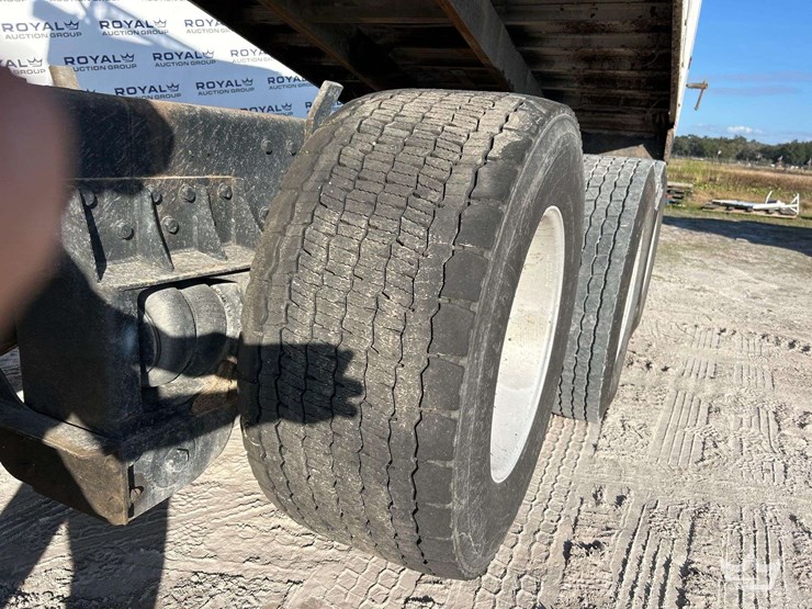 1995-peterbilt-379-image-35