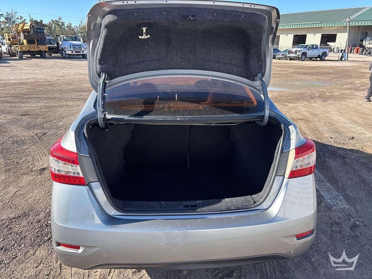 2013-nissan-sentra-sedan-image-19