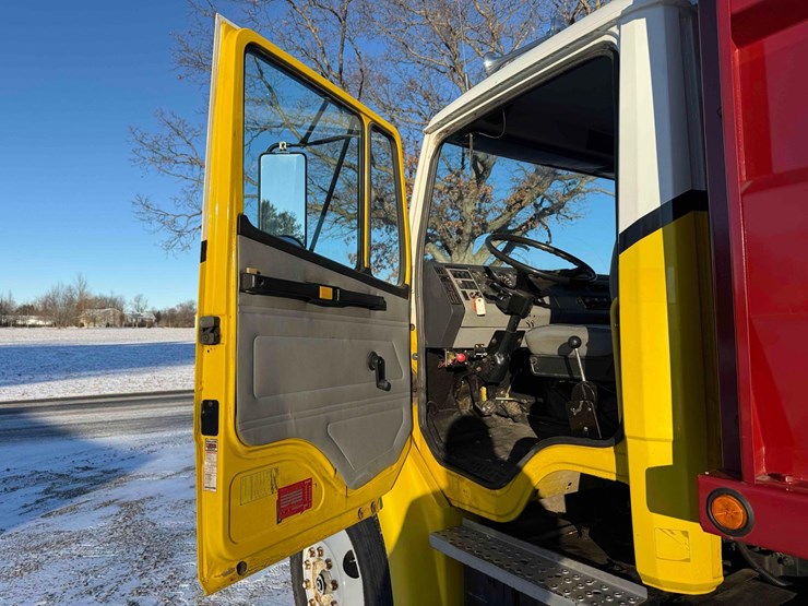 1984-freightliner-fl70-image-39