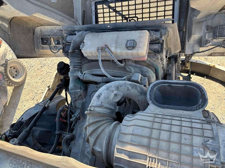 2005-volvo-vnm-day-cab-truck-tractor-image-17