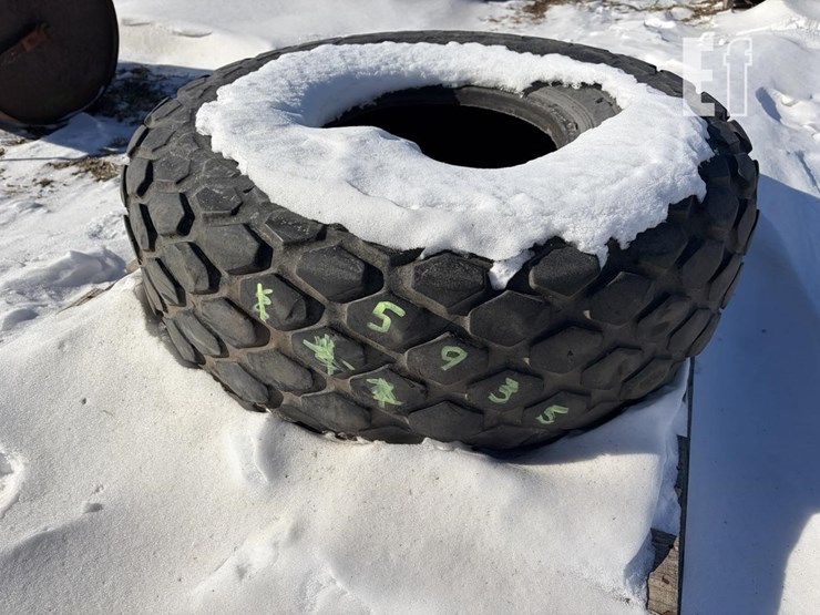 13.5-16.1-sl-diamond-tread-tire-image-1