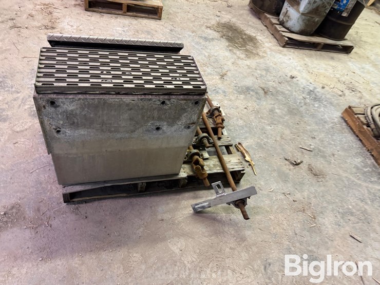 merritt-saddle-box-aluminum-truck-boot-box-&-drive-lines-image-6