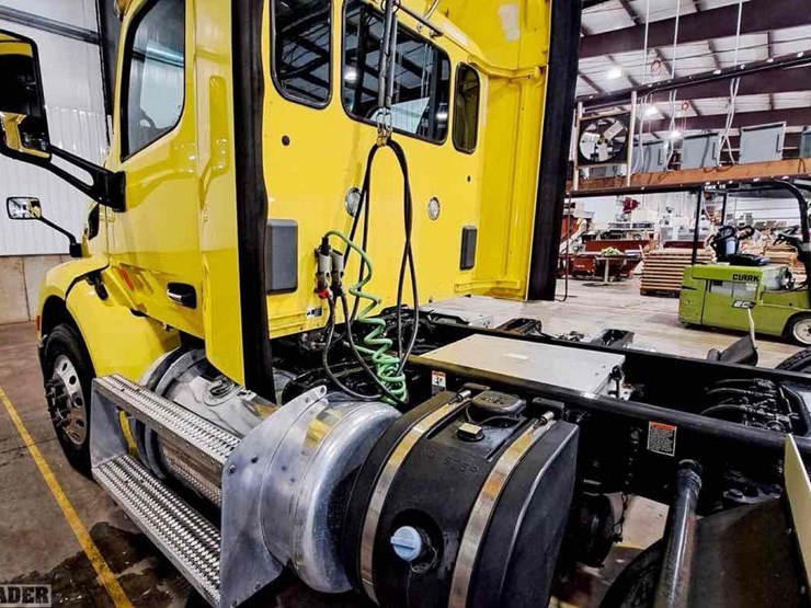 2017-peterbilt-579-image-7