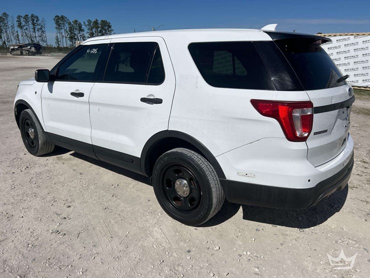 2016-ford-explorer-image-3