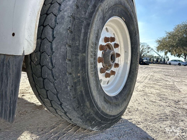 1995-peterbilt-379-image-38