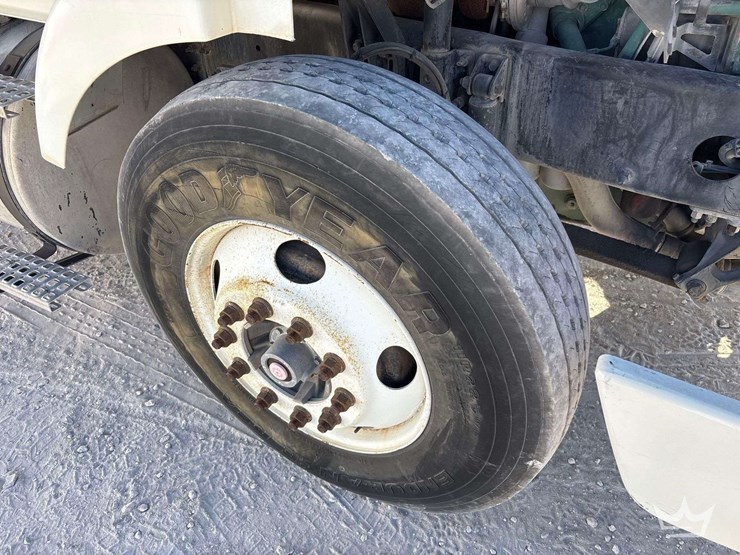 2006-volvo-vnm-image-31