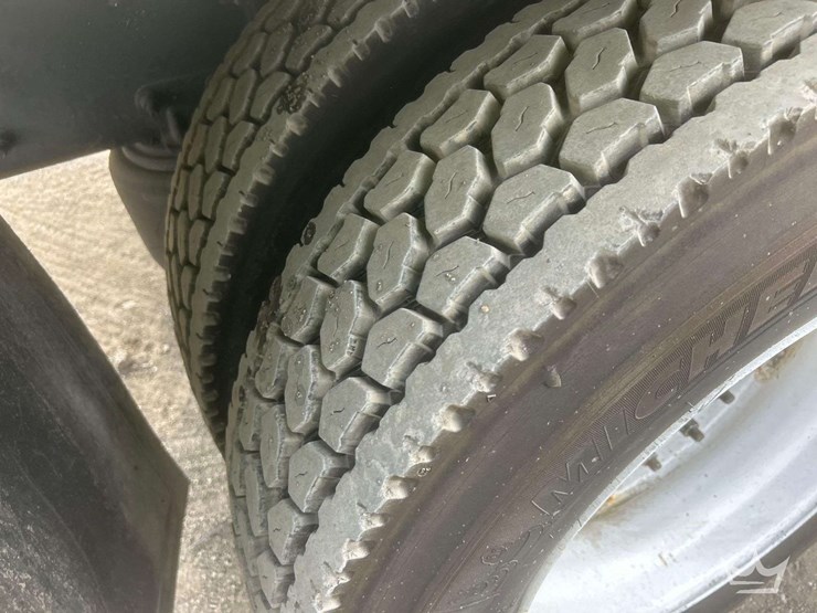 2019-freightliner-m2-106-image-37