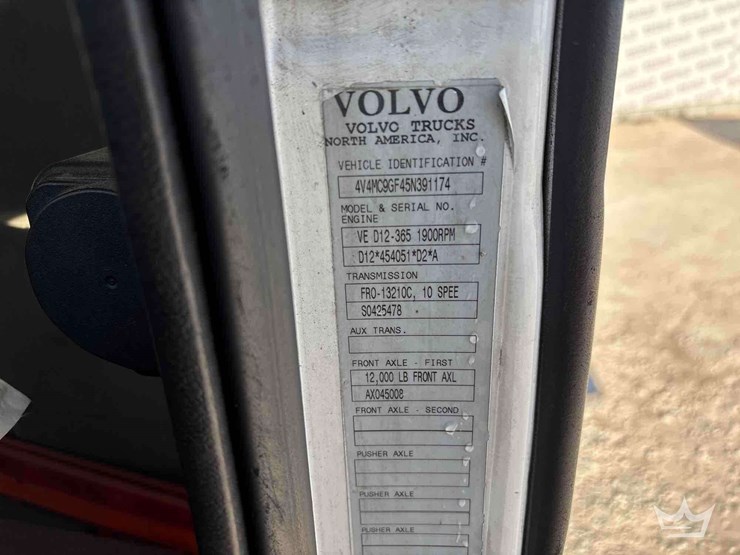 2005-volvo-vnm-day-cab-truck-tractor-image-7