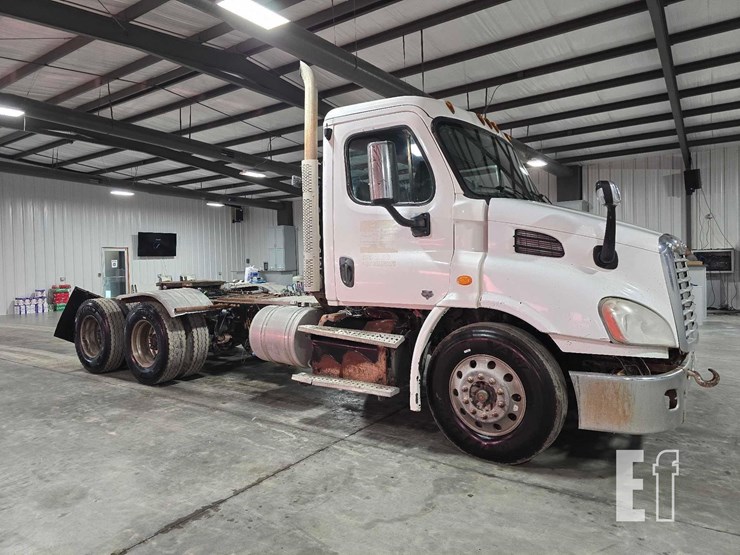 2016-freightliner-cascadia-113-image-2