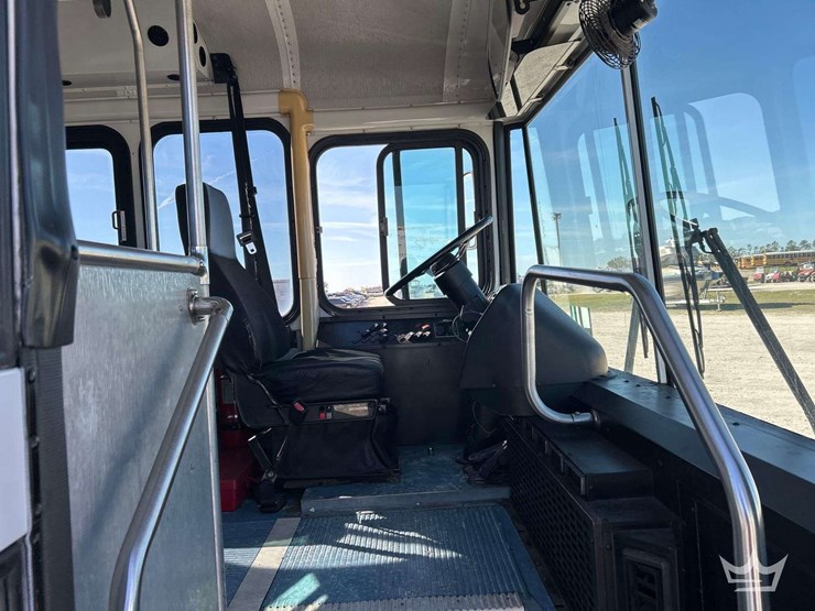 2000-thomas-saf-t-liner-image-10