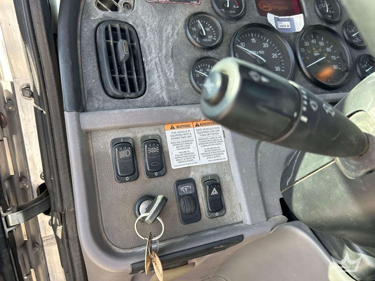 2011-peterbilt-365-image-14
