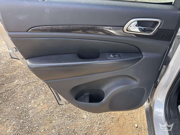 2011-jeep-grand-cherokee-image-19