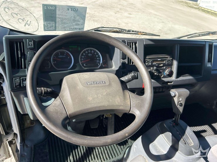 2016-isuzu-nrr-image-12