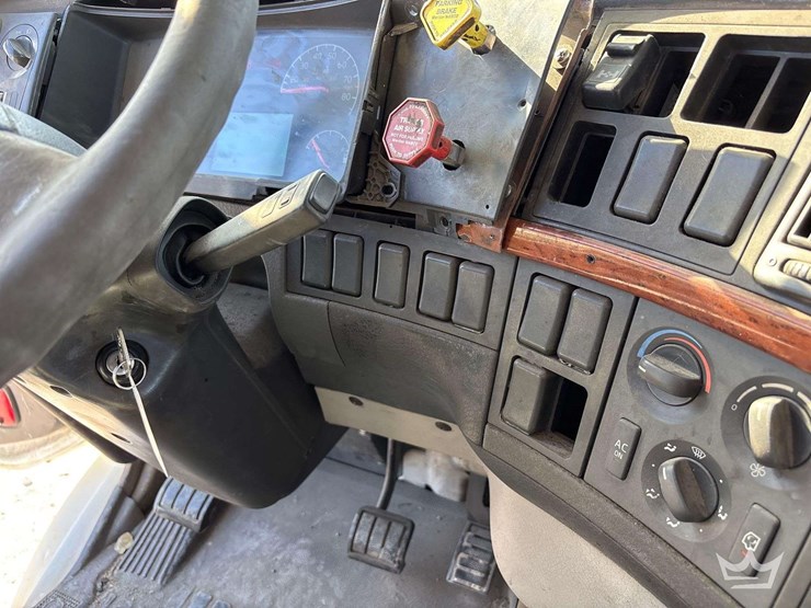 2006-volvo-vnm-image-21