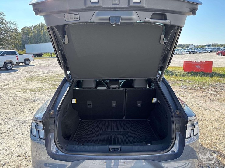 2021-ford-mustang-mach-e-image-25