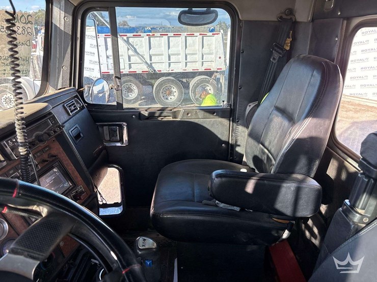 2016-kenworth-t800-image-38