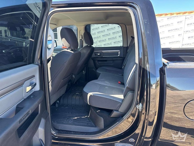 2021-ram-1500-slt-image-24