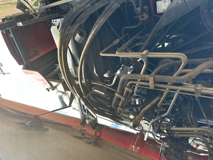 #38416-•-2016-case-axial-flow-8240-prwd-combine-yfg230343-image-30