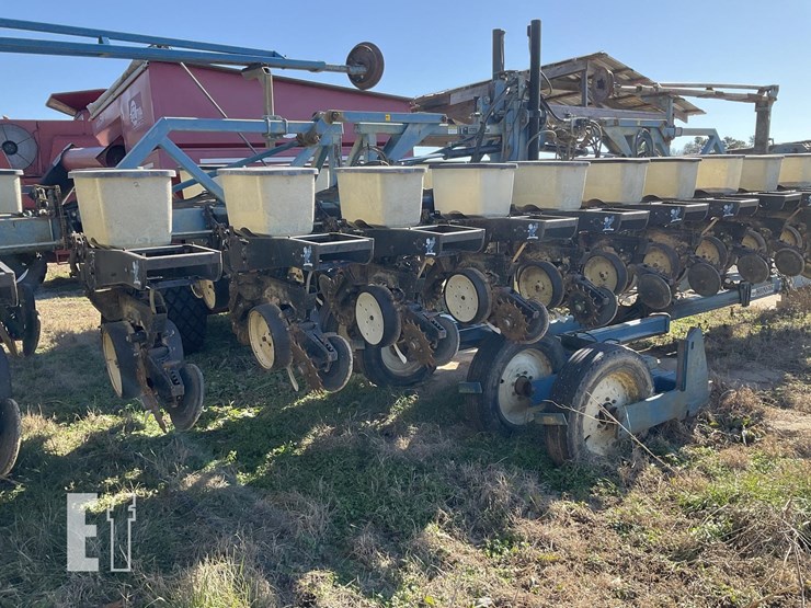 1996-kinze-2600-image-5