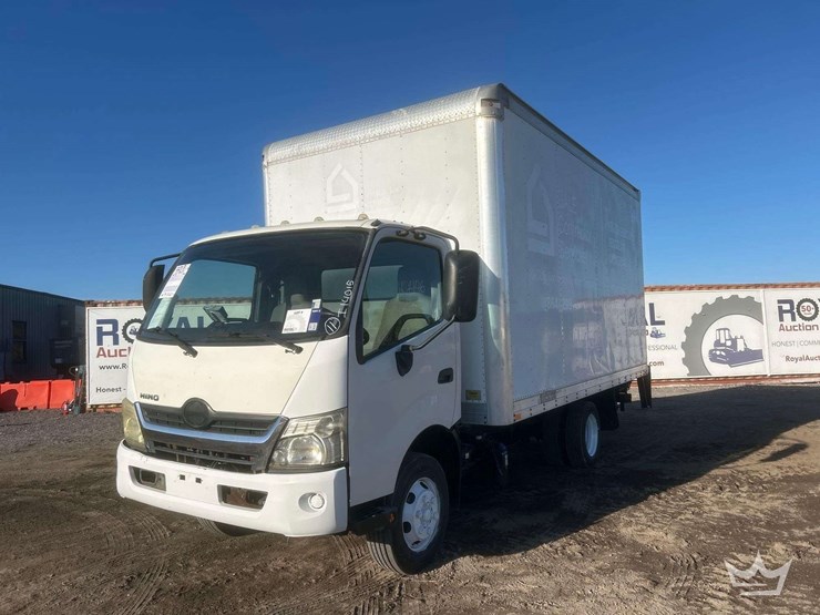 2017-hino-155-image-1