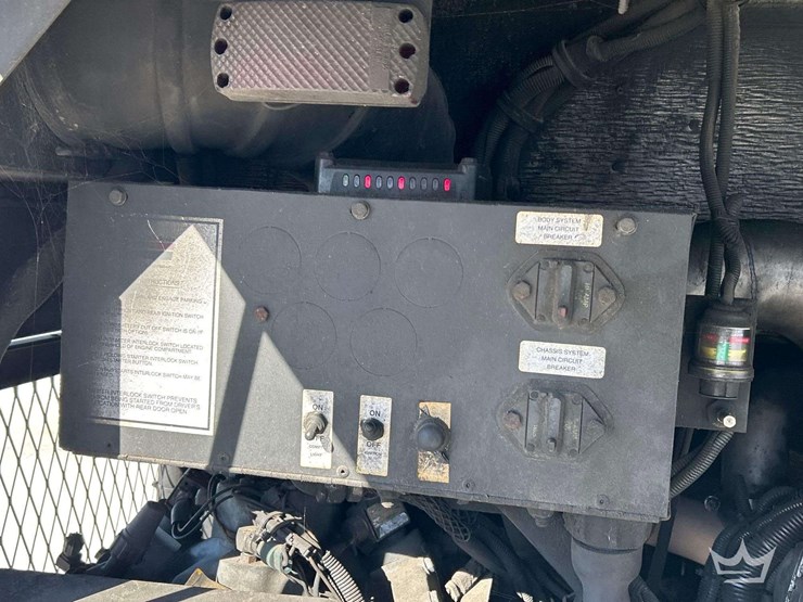 2000-thomas-saf-t-liner-image-9