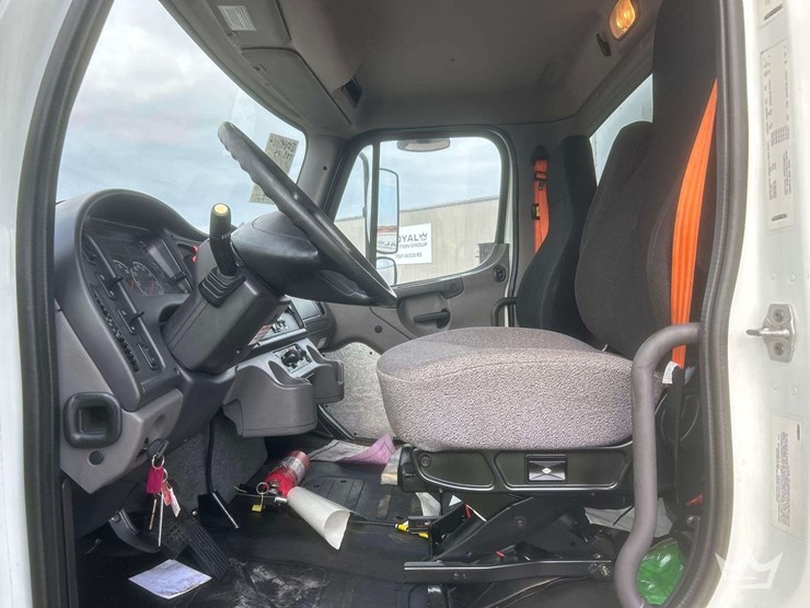 2019-freightliner-m2-106-image-7