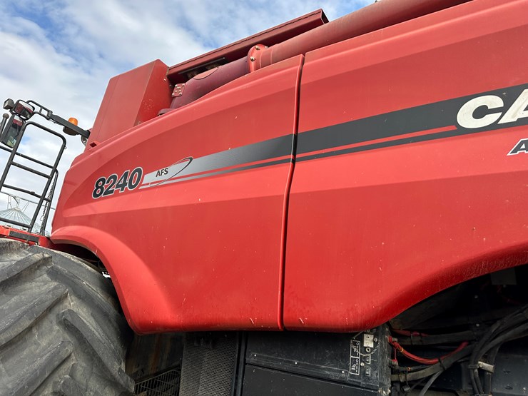 #38416-•-2016-case-axial-flow-8240-prwd-combine-yfg230343-image-19