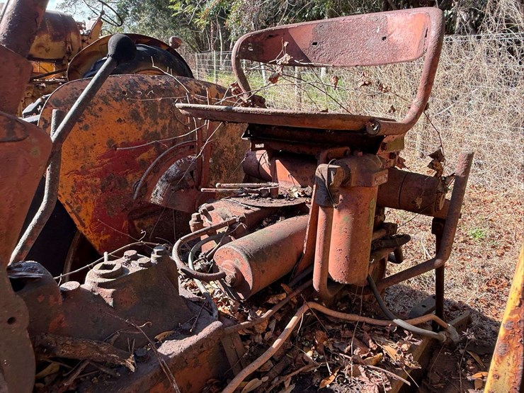minneapolis-moline-parts-tractor-image-16