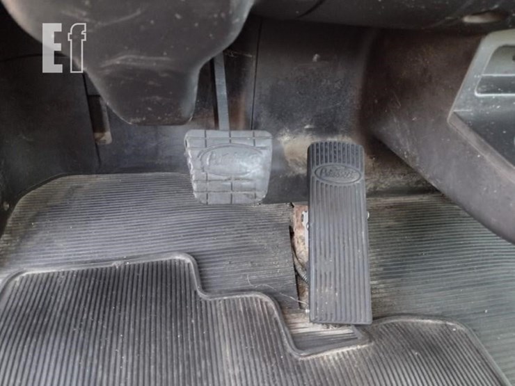 peterbilt-330-image-10