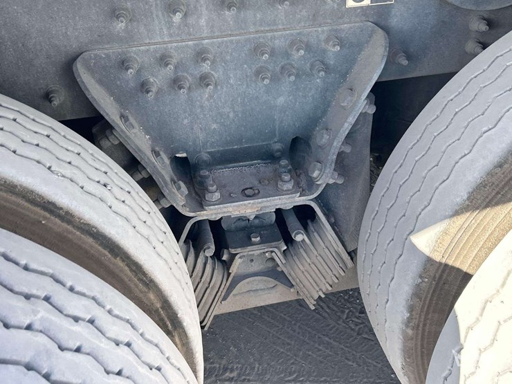 2020-peterbilt-567-image-23