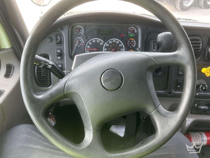 2019-freightliner-m2-106-image-25