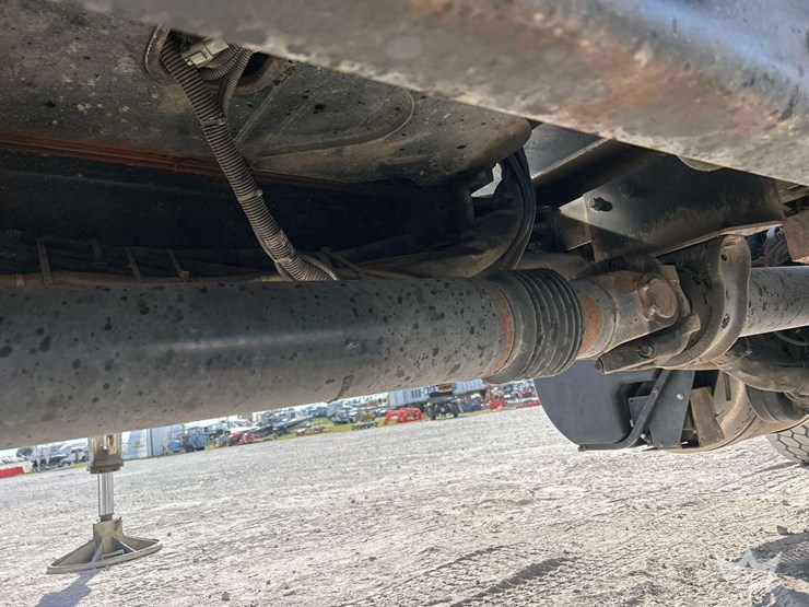 2011-peterbilt-365-image-23