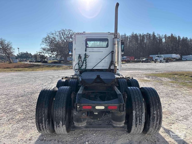 2005-volvo-vnm-day-cab-truck-tractor-image-35