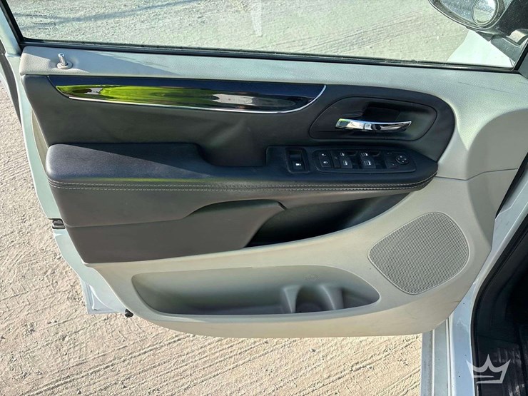 2016-dodge-grand-caravan-se-image-12