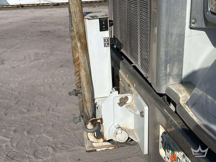 2011-peterbilt-365-image-31