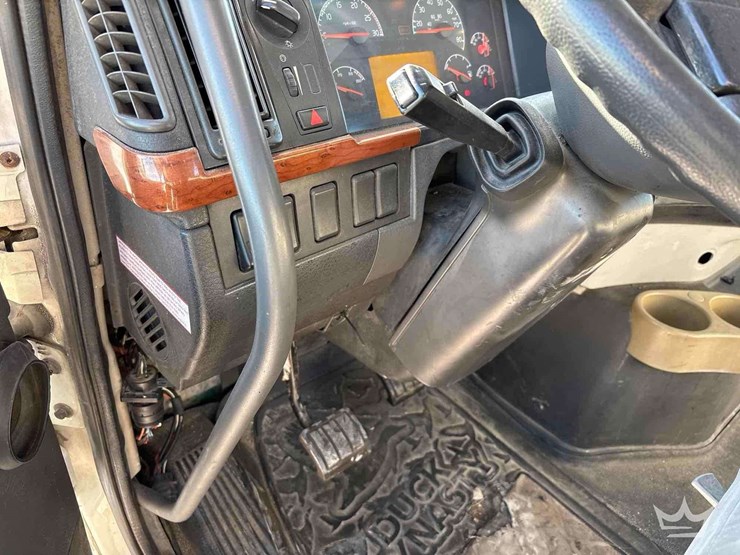 2005-volvo-vnm-day-cab-truck-tractor-image-21