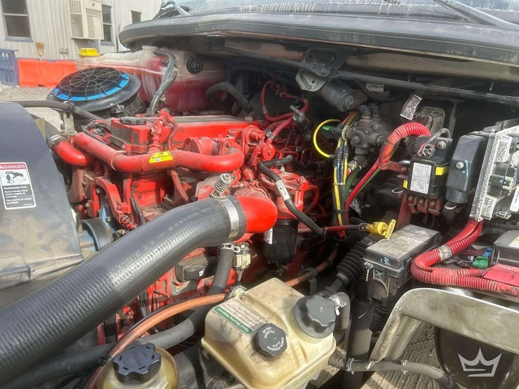 2019-freightliner-m2-106-image-21