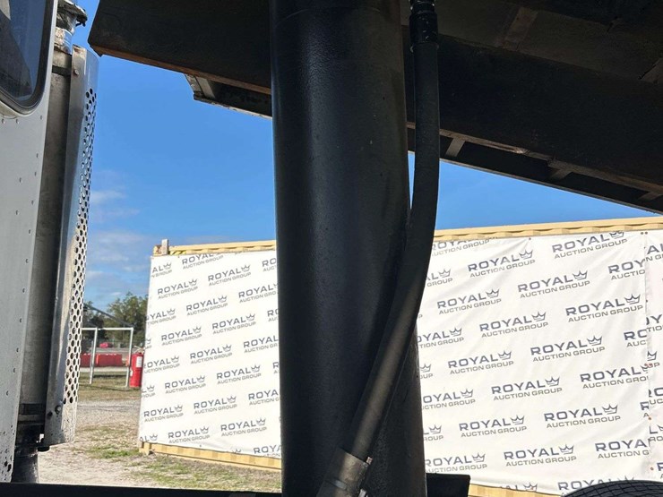 1995-peterbilt-379-image-26