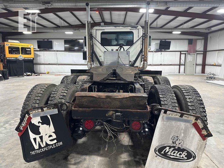 2009-mack-granite-gu713-image-13