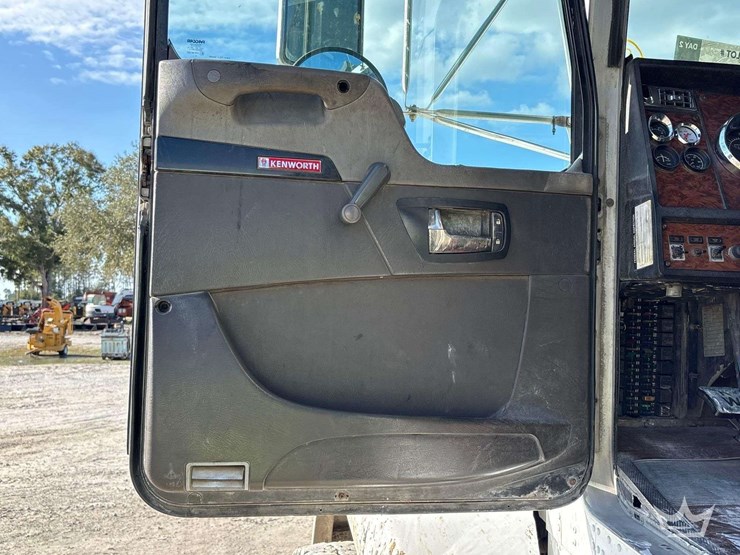 2000-kenworth-tri-axle-dump-truck-image-25