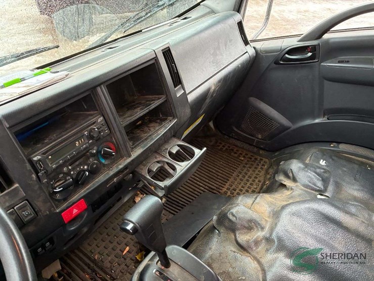 2023-isuzu-npr-image-32