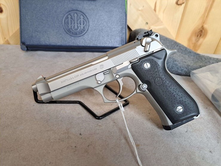 beretta-model-96-.40-semiauto-pistol-image-2