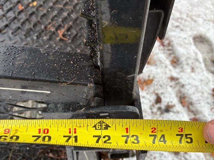 2023-isuzu-npr-image-10