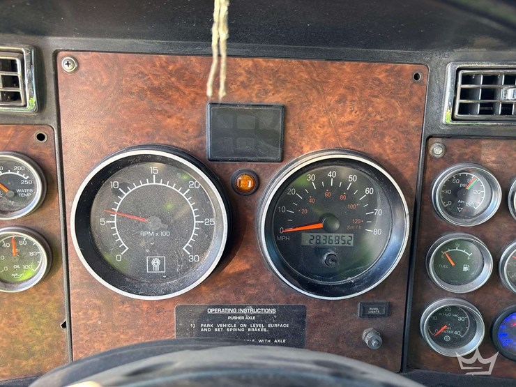 2016-kenworth-t800-image-32