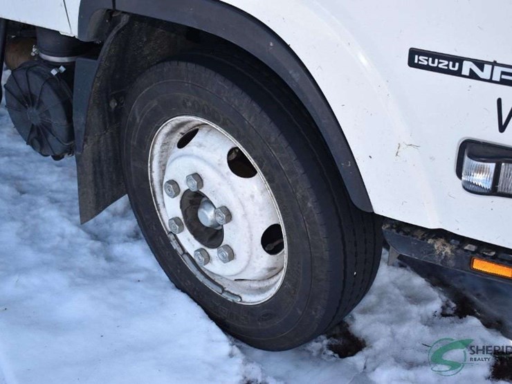 2023-isuzu-npr-image-52