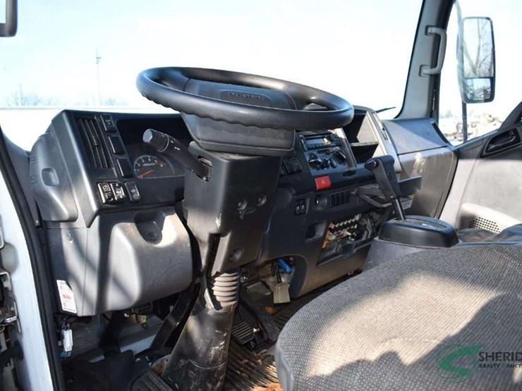 2023-isuzu-npr-image-56