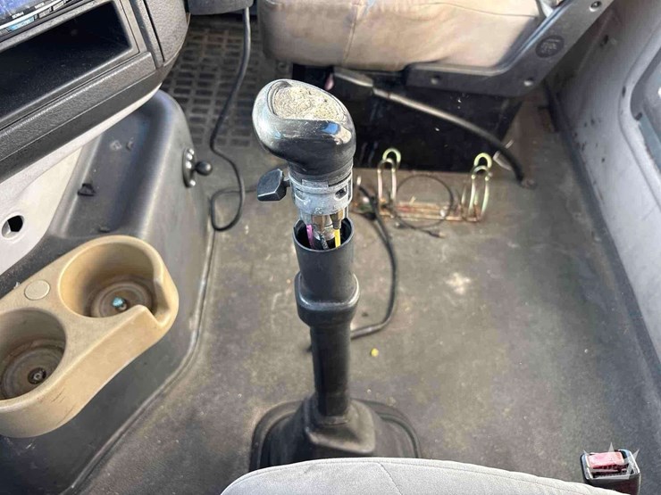 2005-volvo-vnm-day-cab-truck-tractor-image-25