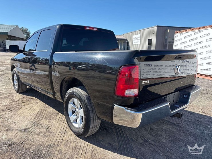 2021-ram-1500-slt-image-3